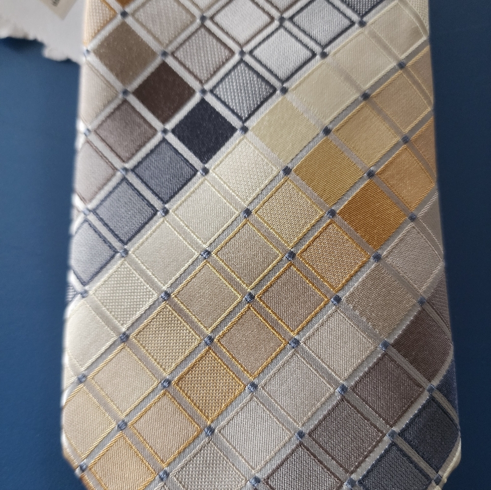 Kenneth Cole Geometric Tie 3.5 Inch Width.